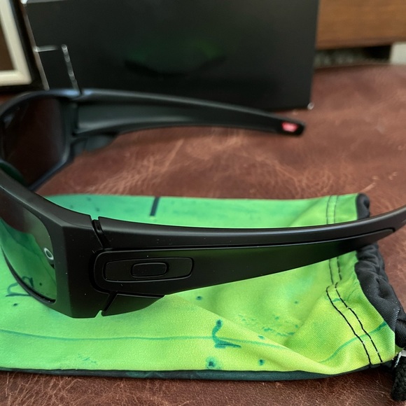 Oakley BNIB Fuel Cell Matte Black Prizm polarized glasses, never worn - Picture 2 of 8